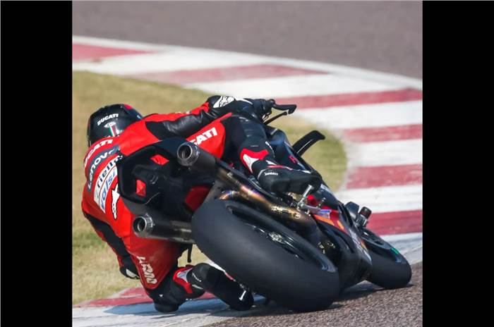 2022 Ducati Panigale V4 ridden by Dilip Lalwani breaks lap record at BIC.